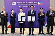 김정관 산업통상부 장관이 3월 4일(현지 시간) 필리핀 마닐라 콘래드 호텔에서 크리스티나 A. 로케(Cristina A. Roque) 필리핀 통상산업부 장관이 참석한 가운데 한-필리핀 비즈니스 포럼 계기에 원전·조선·소비재 등 7건의 업무협약 체결식을 진행하고 있다.