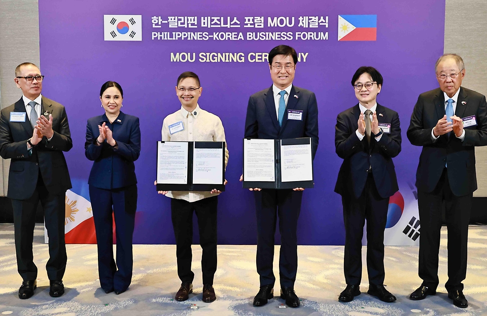 김정관 산업통상부 장관이 3월 4일(현지 시간) 필리핀 마닐라 콘래드 호텔에서 크리스티나 A. 로케(Cristina A. Roque) 필리핀 통상산업부 장관이 참석한 가운데 한-필리핀 비즈니스 포럼 계기에 원전·조선·소비재 등 7건의 업무협약 체결식을 진행하고 있다.