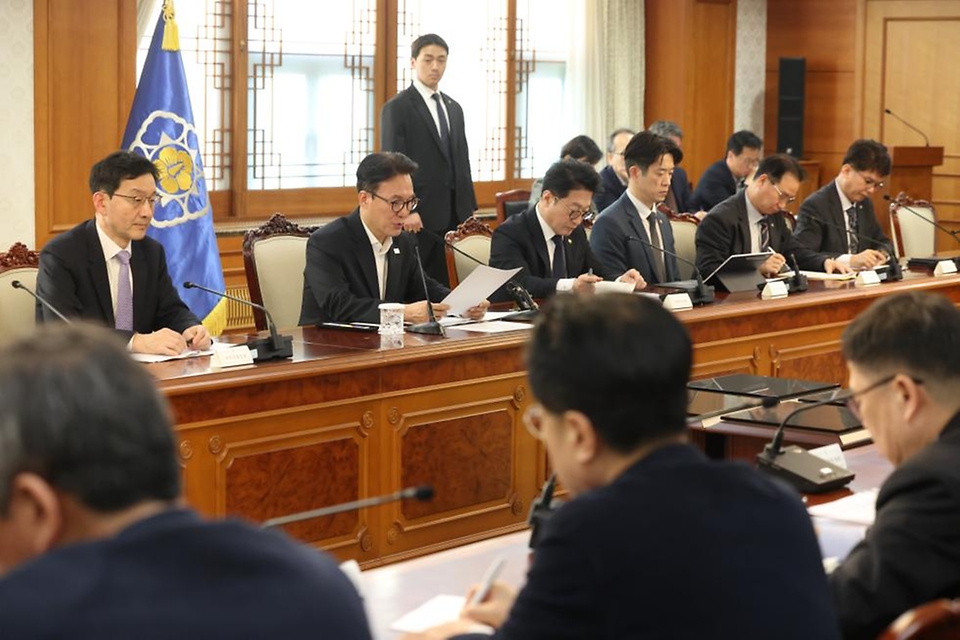 김민석 국무총리가 3월 4일 세종대로 정부서울청사에서 열린 중동 상황 관계장관회의에서 모두발언을 하고 있다.