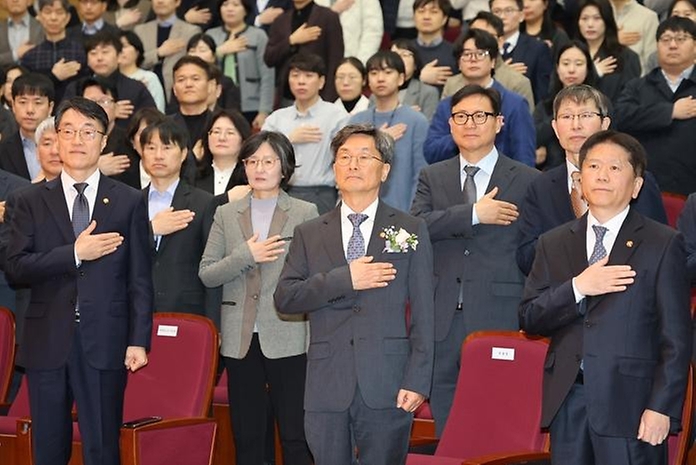 정일연 신임 국민권익위원회 위원장(앞줄 가운데)이 3월 4일 세종시 정부세종청사에서 열린 취임식에서 국기에 경례하고 있다.