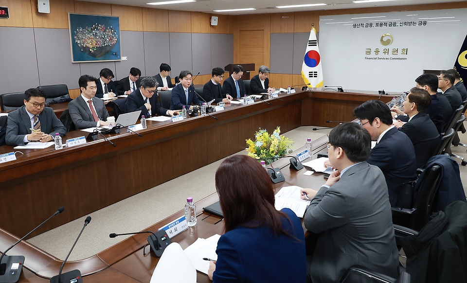 이억원 금융위원장은 3월 4일 오전 서울 종로구 정부서울청사에서 토큰증권 제도·인프라 세부설계를 위해 개최한 민·관 합동 토큰증권 협의체 Kick-off 회의에서 정부·유관기관·민간전문가 등과 전문성과 현장의 목소리를 공유하고, 토큰증권 제도화의 3대 정책 방향을 제시하고 있다.