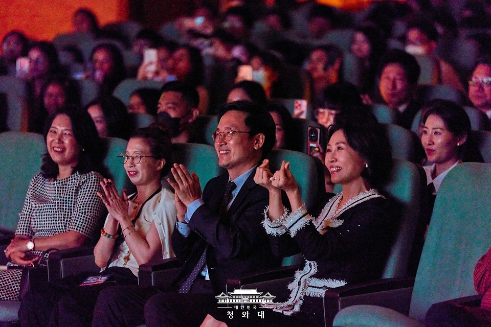 이재명 대통령과 필리핀을 국빈방문한 김혜경 여사가 3월 4일(현지 시간) 마닐라 메트로폴리탄 극장에서 '모두의 케이팝' 공연을 관람하고 있다.