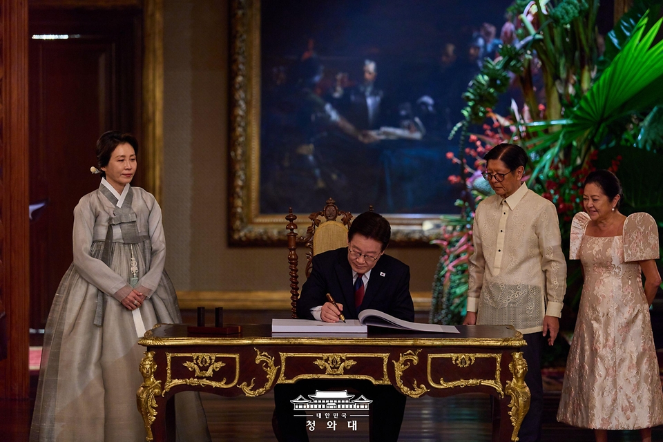 이재명 대통령이 3월 3일(현지 시간) 필리핀 마닐라 말라카냥궁에서 국빈방문 공식 환영식 후 방명록을 작성하고 있다.