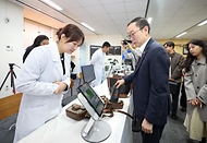 이명구 관세청장이 2월 27일 청년정책자문단과 함께 서울 서초구에 위치한 중고 거래 플랫폼 기업 '번개장터' 본사를 방문하고 있다. <br>
<br>
이번 방문은 민간 혁신기업의 조직문화를 직접 체험하고, 최근 급성장 중인 K-리 커머스(re-commerce)의 해외 진출 지원 및 위조 상품 차단 협력 방안을 모색하기 위해 추진됐다.