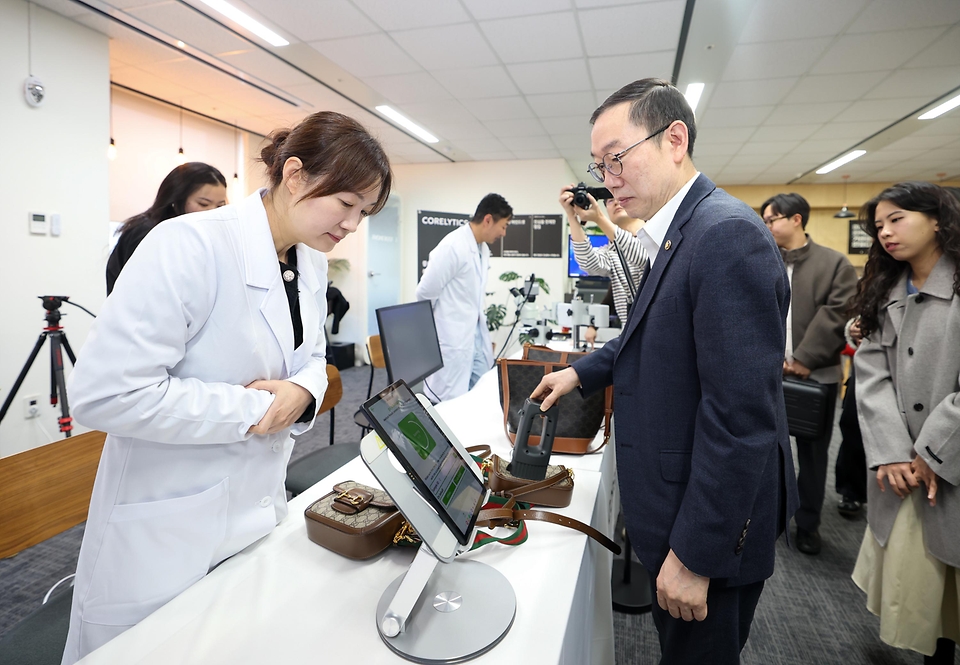 이명구 관세청장이 2월 27일 청년정책자문단과 함께 서울 서초구에 위치한 중고 거래 플랫폼 기업 '번개장터' 본사를 방문하고 있다. <br>
<br>
이번 방문은 민간 혁신기업의 조직문화를 직접 체험하고, 최근 급성장 중인 K-리 커머스(re-commerce)의 해외 진출 지원 및 위조 상품 차단 협력 방안을 모색하기 위해 추진됐다.