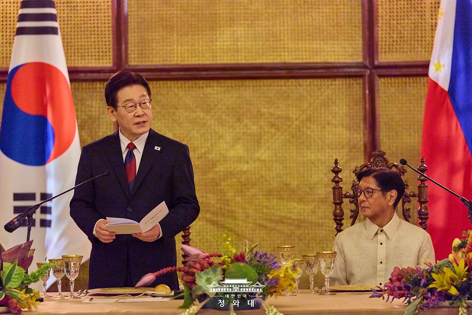 이재명 대통령이 3월 3일(현지 시간) 필리핀 마닐라 말라카냥궁에서 열린 국빈방문 공식만찬에서 인사말을 하고 있다.