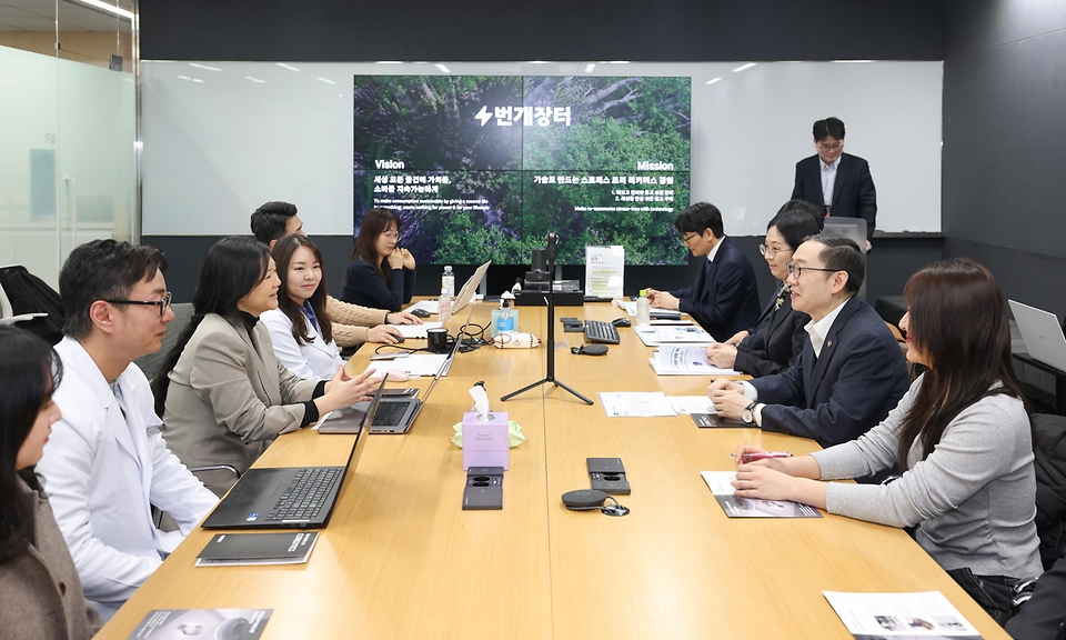 이명구 관세청장이 2월 27일 청년정책자문단과 함께 서울 서초구에 위치한 중고 거래 플랫폼 기업 '번개장터' 본사를 방문하고 있다. <br>
<br>
이번 방문은 민간 혁신기업의 조직문화를 직접 체험하고, 최근 급성장 중인 K-리 커머스(re-commerce)의 해외 진출 지원 및 위조 상품 차단 협력 방안을 모색하기 위해 추진됐다.