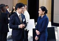 김정관 산업통상부 장관이 3월 4일(현지 시간) 필리핀 마닐라 콘래드 호텔에서 크리스티나 A. 로케(Cristina A. Roque) 필리핀 통상산업부 장관이 참석한 가운데 한-필리핀 비즈니스 포럼 계기에 원전·조선·소비재 등 7건의 업무협약 체결식을 진행하고 있다.