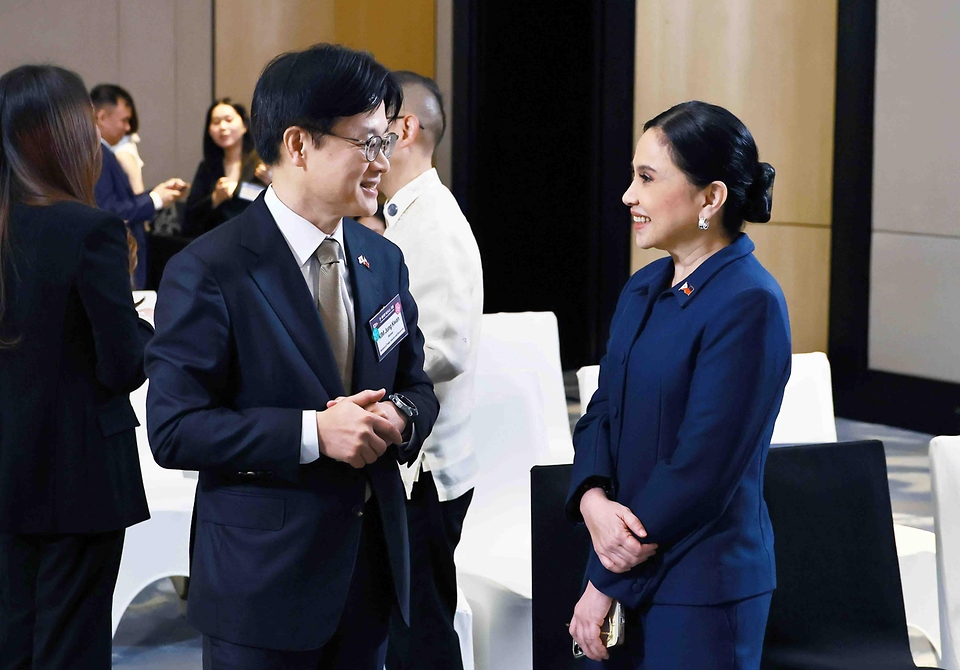 김정관 산업통상부 장관이 3월 4일(현지 시간) 필리핀 마닐라 콘래드 호텔에서 크리스티나 A. 로케(Cristina A. Roque) 필리핀 통상산업부 장관이 참석한 가운데 한-필리핀 비즈니스 포럼 계기에 원전·조선·소비재 등 7건의 업무협약 체결식을 진행하고 있다.