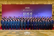 이재명 대통령이 3월 6일 청와대 영빈관에서 열린 2026년 준장 진급 장성 삼정검 수여식에서 진급자들과 기념촬영을 하고 있다.