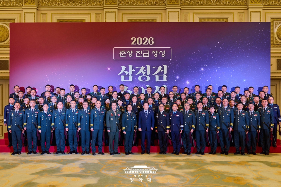 이재명 대통령이 3월 6일 청와대 영빈관에서 열린 2026년 준장 진급 장성 삼정검 수여식에서 진급자들과 기념촬영을 하고 있다.