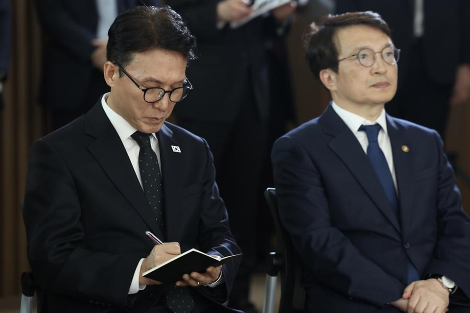 김민석 국무총리가 3월 5일 전북 군산 새만금개발청에서 현대차그룹의 AI·로봇·에너지 거점 구축을 위한 9조원 규모 투자계획에 관해 설명을 듣고 있다.