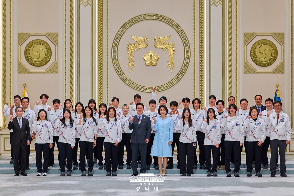 이재명 대통령과 김혜경 여사가 3월 5일 청와대 영빈관에서 열린 2026 밀라노-코르티나담페초 동계올림픽 선수단 격려 오찬을 마친 뒤 선수단과 함께 기념촬영을 하고 있다.