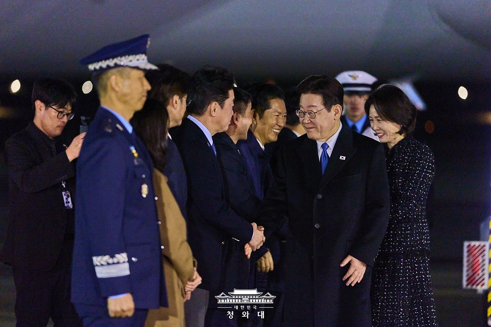 싱가포르, 필리핀 순방을 마치고 귀국한 이재명 대통령이 3월 4일 성남 서울공항에서 강훈식 비서실장을 비롯한 인사들과 악수하고 있다.