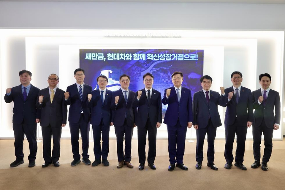 김민석 국무총리가 3월 5일 전북 군산 새만금개발청에서 현대차그룹의 AI·로봇·에너지 거점 구축을 위한 9조원 규모 투자계획에 관해 설명을 들은 후 기념촬영을 하고 있다.