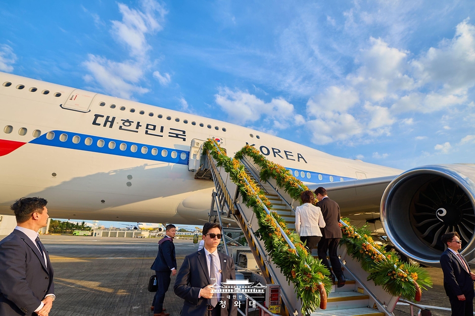 필리핀 국빈방문을 마친 이재명 대통령과 김혜경 여사가 3월 4일(현지 시간) 빌라모어 군공항에서 사열을 받으며 공군 1호기에 오르고 있다.