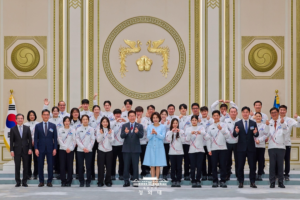이재명 대통령과 김혜경 여사가 3월 5일 청와대 영빈관에서 열린 2026 밀라노-코르티나담페초 동계올림픽 선수단 격려 오찬을 마친 뒤 선수단과 함께 기념촬영을 하고 있다.
