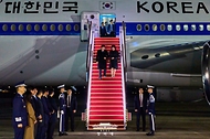 싱가포르, 필리핀 순방을 마치고 귀국한 이재명 대통령과 김혜경 여사가 3월 4일 성남 서울공항에 도착한 공군 1호기에서 내리고 있다.