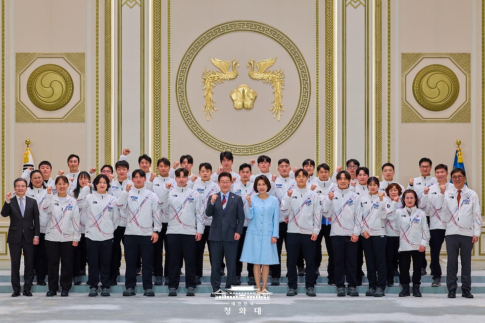 이재명 대통령과 김혜경 여사가 3월 5일 청와대 영빈관에서 열린 2026 밀라노-코르티나담페초 동계올림픽 선수단 격려 오찬을 마친 뒤 선수단과 함께 기념촬영을 하고 있다.