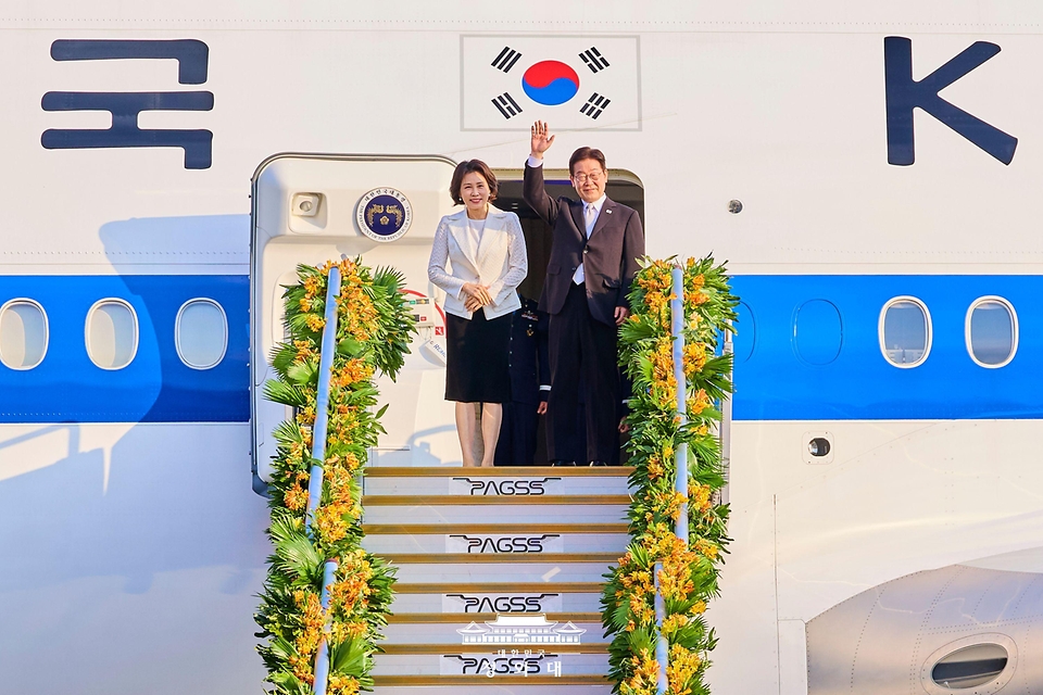 필리핀 국빈방문을 마친 이재명 대통령과 김혜경 여사가 3월 4일(현지 시간) 빌라모어 군공항 공군 1호기에서 환송객에게 인사하고 있다.