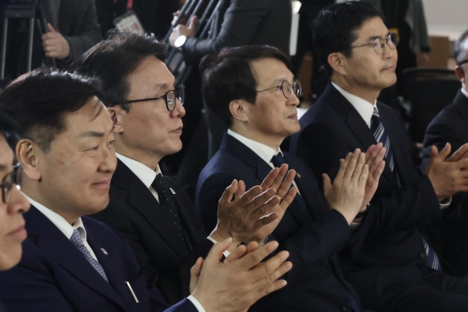 김민석 국무총리가 3월 5일 전북 군산 새만금개발청에서 현대차그룹의 AI·로봇·에너지 거점 구축을 위한 9조원 규모 투자계획에 관해 설명을 듣고 있다.