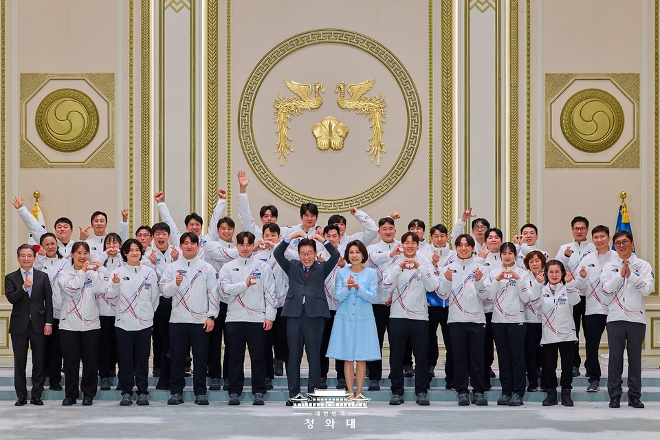 이재명 대통령과 김혜경 여사가 3월 5일 청와대 영빈관에서 열린 2026 밀라노-코르티나담페초 동계올림픽 선수단 격려 오찬을 마친 뒤 선수단과 함께 기념촬영을 하고 있다.
