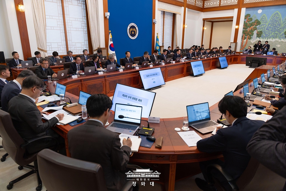 이재명 대통령이 3월 6일 청와대에서 열린 수석보좌관회의에서 발언하고 있다.