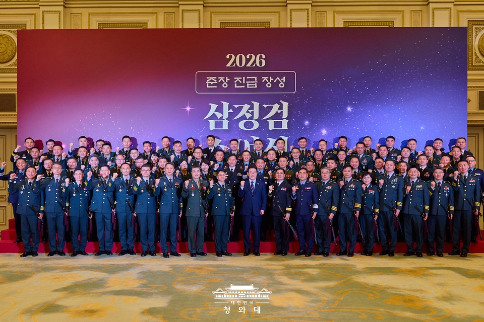 이재명 대통령이 3월 6일 청와대 영빈관에서 열린 2026년 준장 진급 장성 삼정검 수여식에서 진급자들과 기념촬영을 하고 있다.