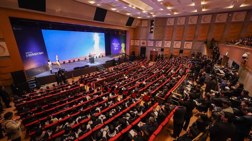 김민석 국무총리가 3월 8일 대전시 서구 대전시청에서 열린 제 66주년 3·8 민주의거 기념식에 참석해 기념사를 하고 있다.