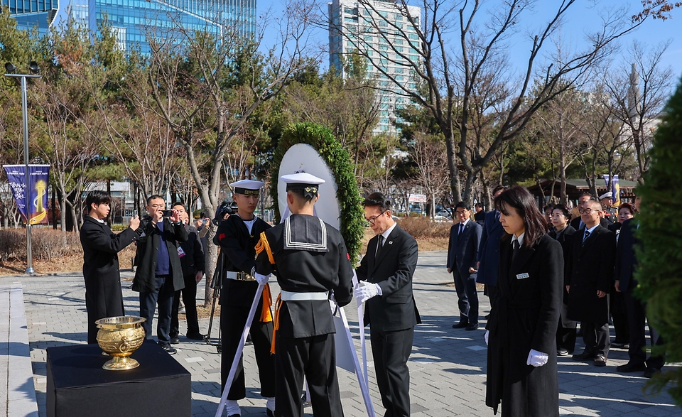 김민석 국무총리가 3월 8일 대전시 서구 대전시청에서 열린 제 66주년 3·8 민주의거 기념식에 참석해 기념사를 하고 있다.