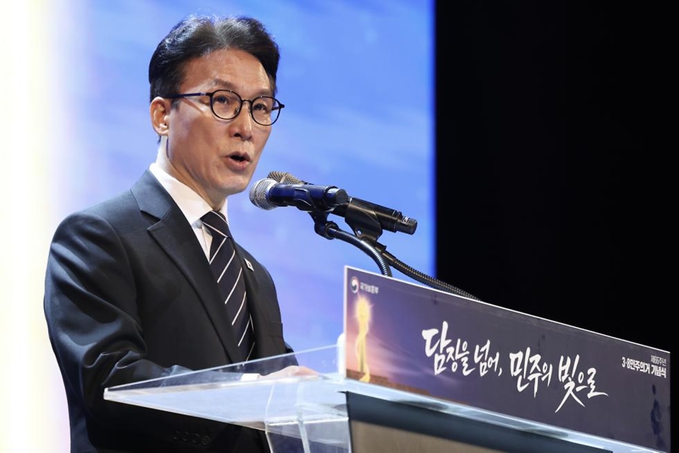 김민석 국무총리가 3월 8일 대전광역시청에서 '담장을 넘어, 민주의 빛으로'를 주제로 열린 제66주년 3·8 민주운동 기념식에 참석, 기념사를 하고 있다.