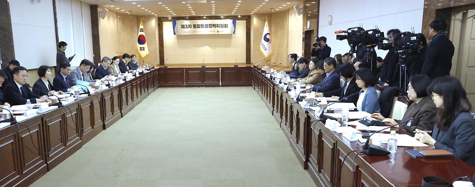 이스란 보건복지부 1차관이 3월 5일 정부서울청사에서 제3차 '통합돌봄정책위원회'를 개최하고, 지역사회 통합돌봄 추진 로드맵 등을 논의 후 발표하고 있다.