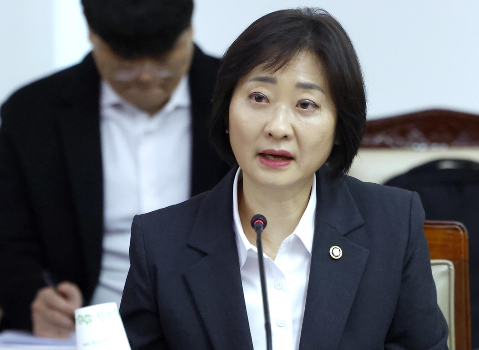 이스란 보건복지부 1차관이 3월 5일 정부서울청사에서 제3차 '통합돌봄정책위원회'를 개최하고, 지역사회 통합돌봄 추진 로드맵 등을 논의 후 발표하고 있다.