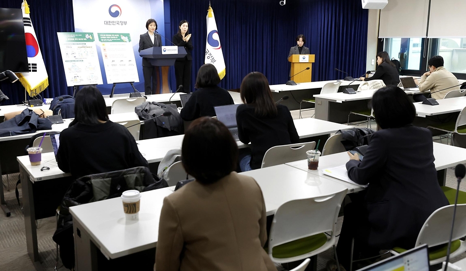 이스란 보건복지부 1차관이 3월 5일 정부서울청사에서 제3차 '통합돌봄정책위원회'를 개최하고, 지역사회 통합돌봄 추진 로드맵 등을 논의 후 발표하고 있다.