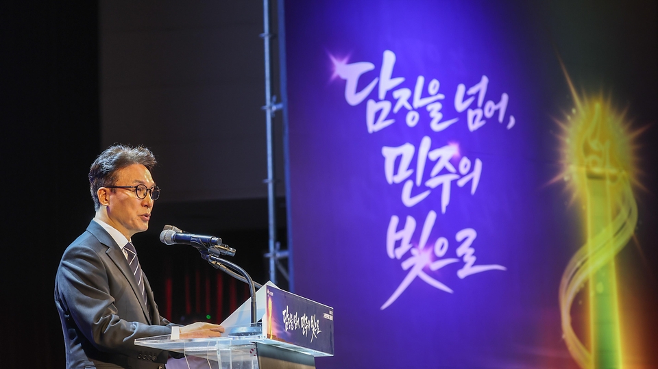 김민석 국무총리가 3월 8일 대전시 서구 대전시청에서 열린 제 66주년 3·8 민주의거 기념식에 참석해 기념사를 하고 있다.