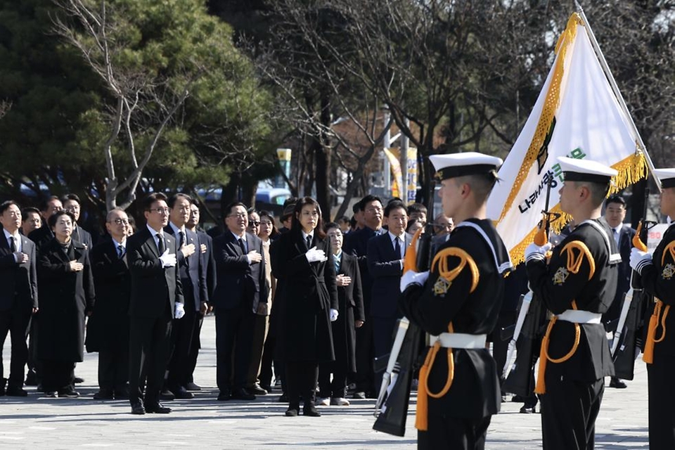 김민석 국무총리가 3월 8일 대전 서구 둔지미공원에 있는 3·8 민주의거 기념탑을 참배하고 있다.