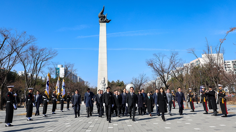 김민석 국무총리가 3월 8일 대전시 서구 대전시청에서 열린 제 66주년 3·8 민주의거 기념식에 참석해 기념사를 하고 있다.