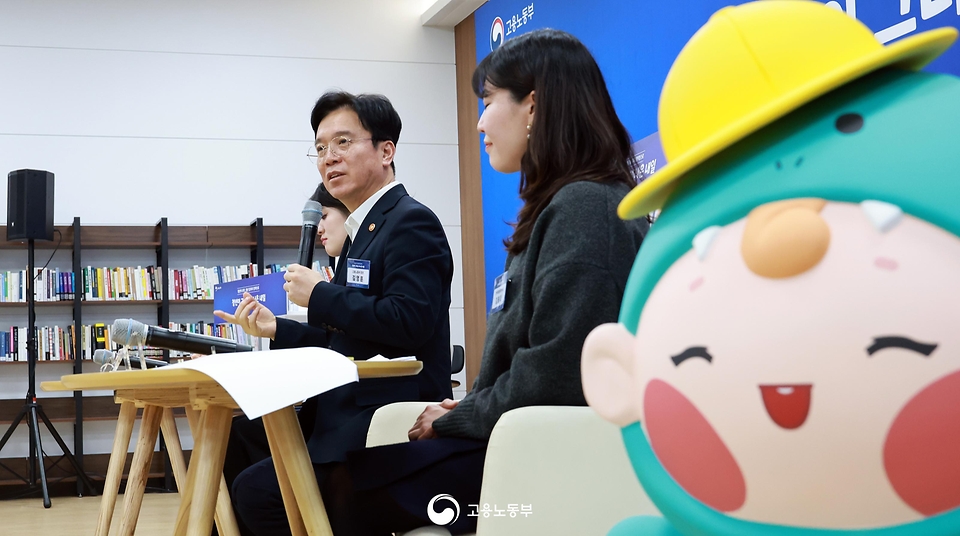 김영훈 고용노동부 장관이 3월 5일 서울지방고용노동청 청년온(ON)라운지에서 '청년 일자리 정책 타운홀미팅'을 개최하고 구직·재직 청년 및 청년정책 전문가들과 함께 청년 고용 해법을 논의하고 있다.