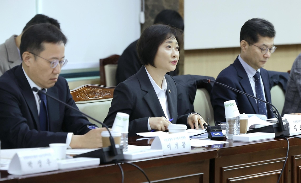 이스란 보건복지부 1차관이 3월 5일 정부서울청사에서 제3차 '통합돌봄정책위원회'를 개최하고, 지역사회 통합돌봄 추진 로드맵 등을 논의 후 발표하고 있다.