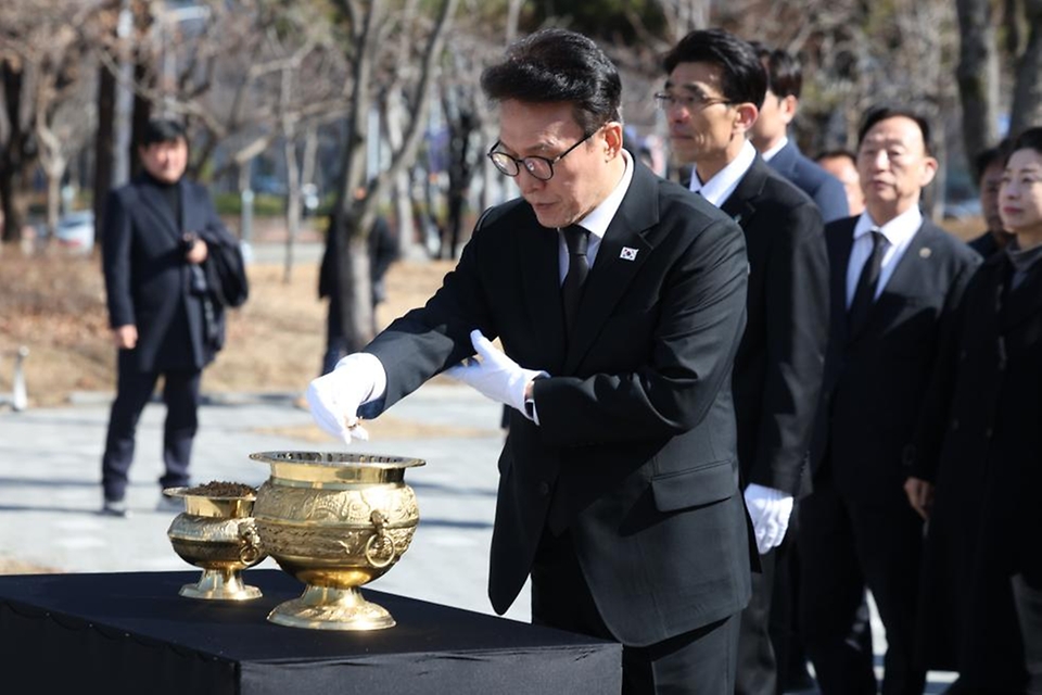 김민석 국무총리가 3월 8일 대전 서구 둔지미공원에 있는 3·8 민주의거 기념탑을 참배하고 있다.