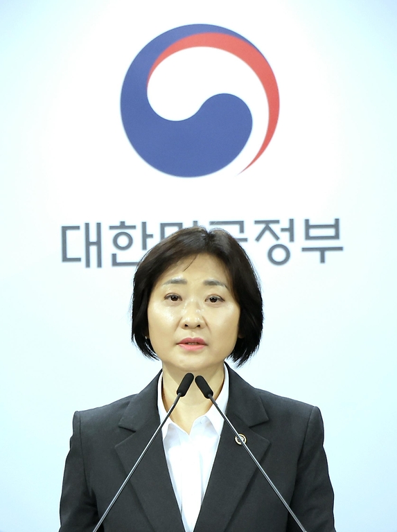 이스란 보건복지부 1차관이 3월 5일 정부서울청사에서 제3차 '통합돌봄정책위원회'를 개최하고, 지역사회 통합돌봄 추진 로드맵 등을 논의 후 발표하고 있다.