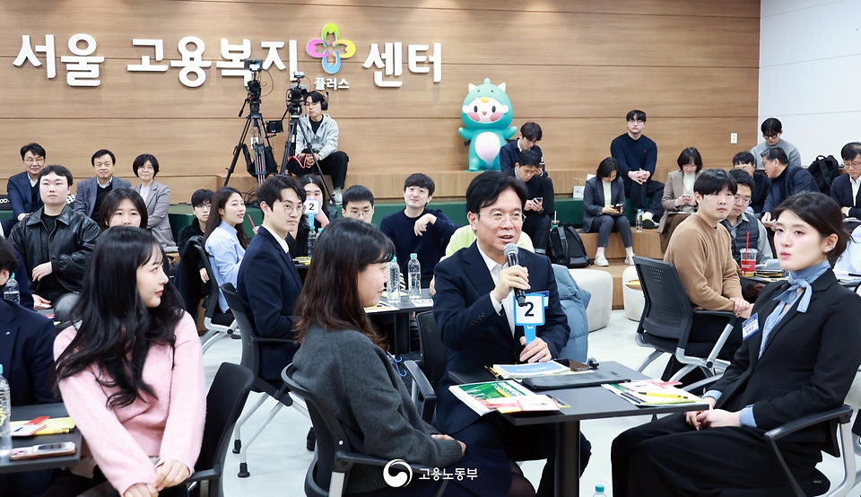 김영훈 고용노동부 장관이 3월 5일 서울지방고용노동청 청년온(ON)라운지에서 '청년 일자리 정책 타운홀미팅'을 개최하고 구직·재직 청년 및 청년정책 전문가들과 함께 청년 고용 해법을 논의하고 있다.