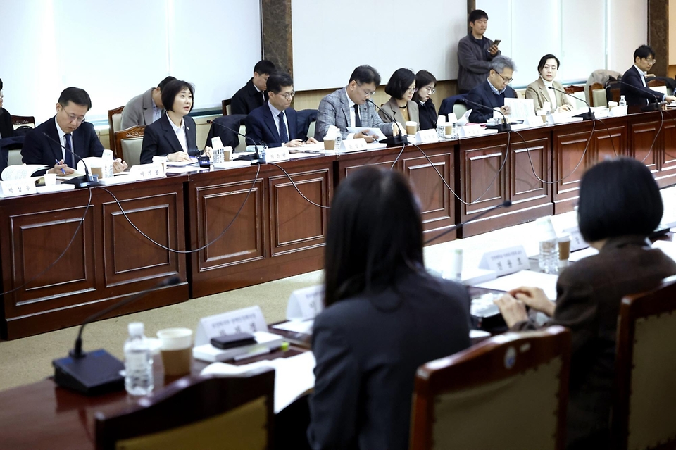 이스란 보건복지부 1차관이 3월 5일 정부서울청사에서 제3차 '통합돌봄정책위원회'를 개최하고, 지역사회 통합돌봄 추진 로드맵 등을 논의 후 발표하고 있다.