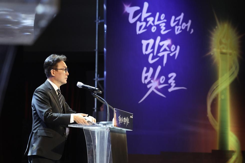 김민석 국무총리가 3월 8일 대전광역시청에서 '담장을 넘어, 민주의 빛으로'를 주제로 열린 제66주년 3·8 민주운동 기념식에 참석, 기념사를 하고 있다.