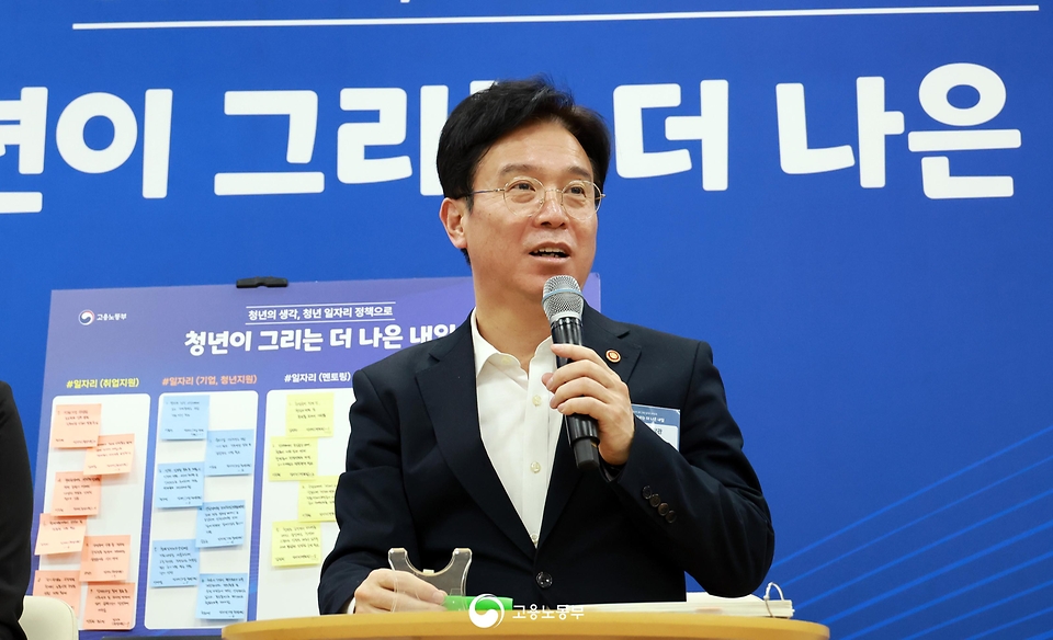 김영훈 고용노동부 장관이 3월 5일 서울지방고용노동청 청년온(ON)라운지에서 '청년 일자리 정책 타운홀미팅'을 개최하고 구직·재직 청년 및 청년정책 전문가들과 함께 청년 고용 해법을 논의하고 있다.