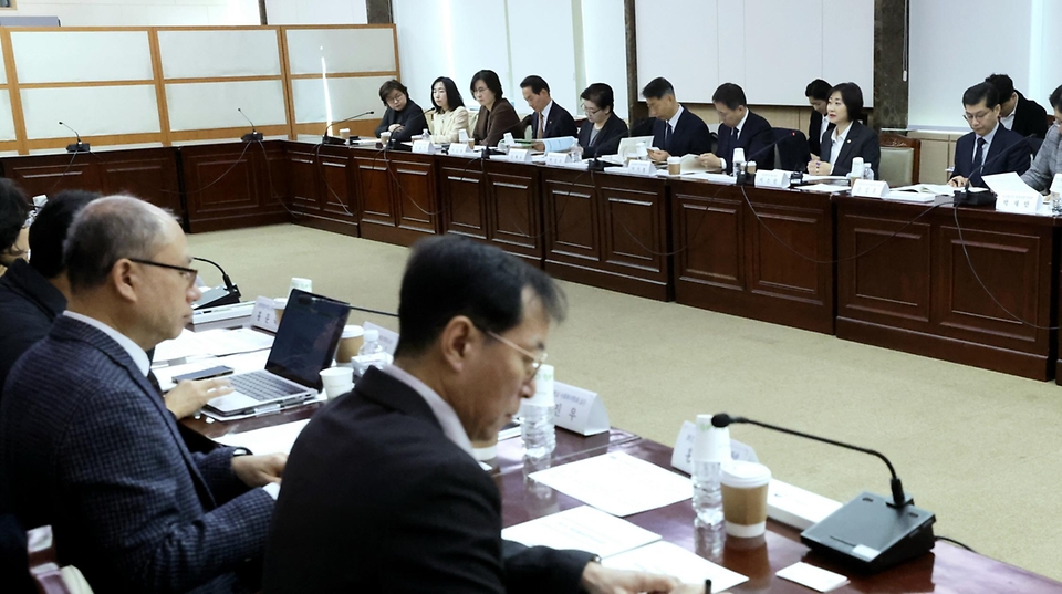 이스란 보건복지부 1차관이 3월 5일 정부서울청사에서 제3차 '통합돌봄정책위원회'를 개최하고, 지역사회 통합돌봄 추진 로드맵 등을 논의 후 발표하고 있다.