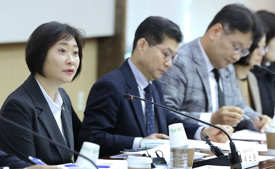 이스란 보건복지부 1차관이 3월 5일 정부서울청사에서 제3차 '통합돌봄정책위원회'를 개최하고, 지역사회 통합돌봄 추진 로드맵 등을 논의 후 발표하고 있다.