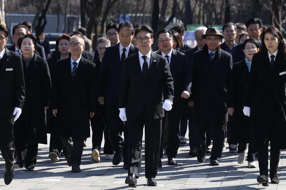 김민석 국무총리가 3월 8일 대전 서구 둔지미공원에 있는 3·8 민주의거 기념탑을 참배하고 있다.