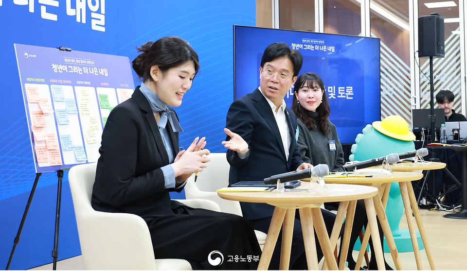 김영훈 고용노동부 장관이 3월 5일 서울지방고용노동청 청년온(ON)라운지에서 '청년 일자리 정책 타운홀미팅'을 개최하고 구직·재직 청년 및 청년정책 전문가들과 함께 청년 고용 해법을 논의하고 있다.