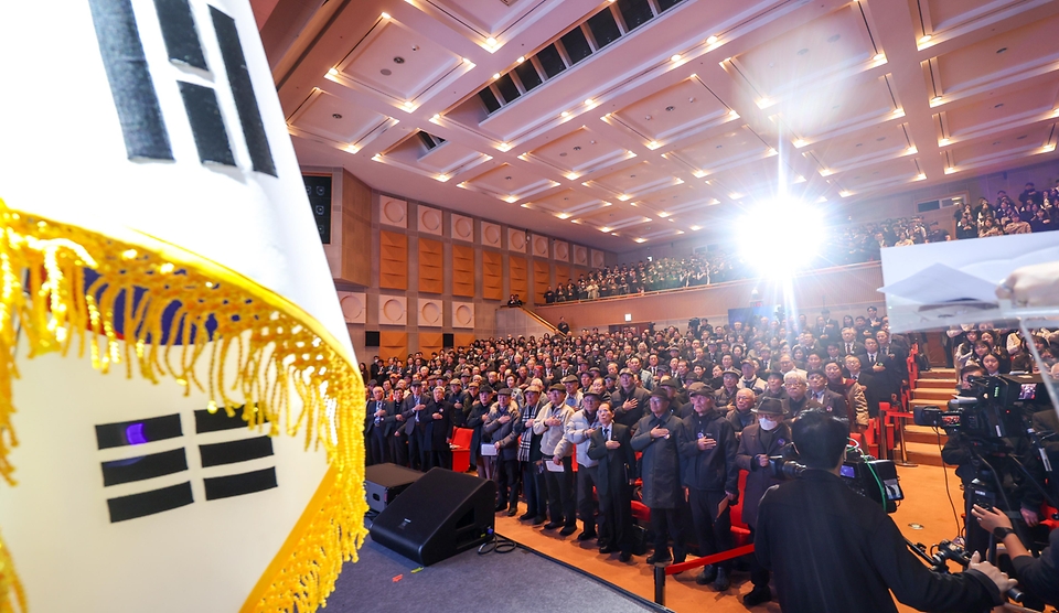 김민석 국무총리가 3월 8일 대전시 서구 대전시청에서 열린 제 66주년 3·8 민주의거 기념식에 참석해 기념사를 하고 있다.